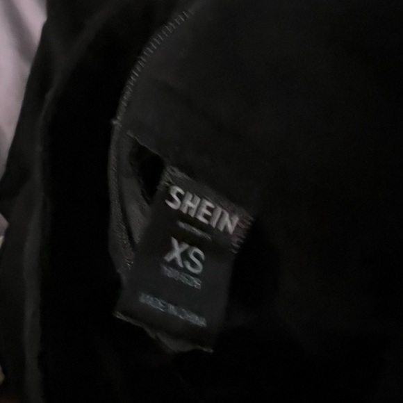 two shein skirts one plain black and other has flowers :) both xs - Picture 4 of 6